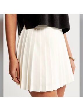 🆕- Aritzia Sunday Best-Epiphany White High Waisted Pleated Skirt. Size:4